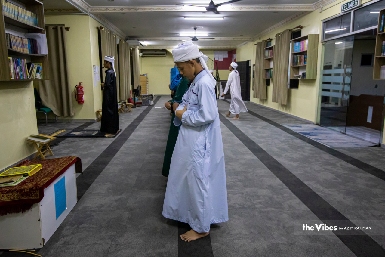Students perform tarawih prayers at Puchong’s Maahad Tahfiz Al-Mawaddah school. – AZIM RAHMAN/The Vibes pic, April 9, 2023