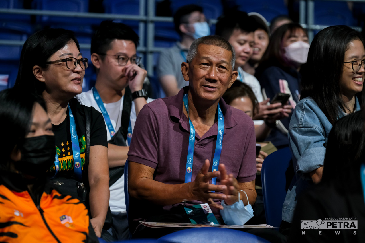 Goh Chak Whee (centre) could barely hold back his tears while sharing his daughter Goh Liu Ying’s best career moments with the media at her special farewell hosted by the Badminton Association of Malaysia today. – ABDUL RAZAK LATIF/The Vibes pic, January 14, 2023