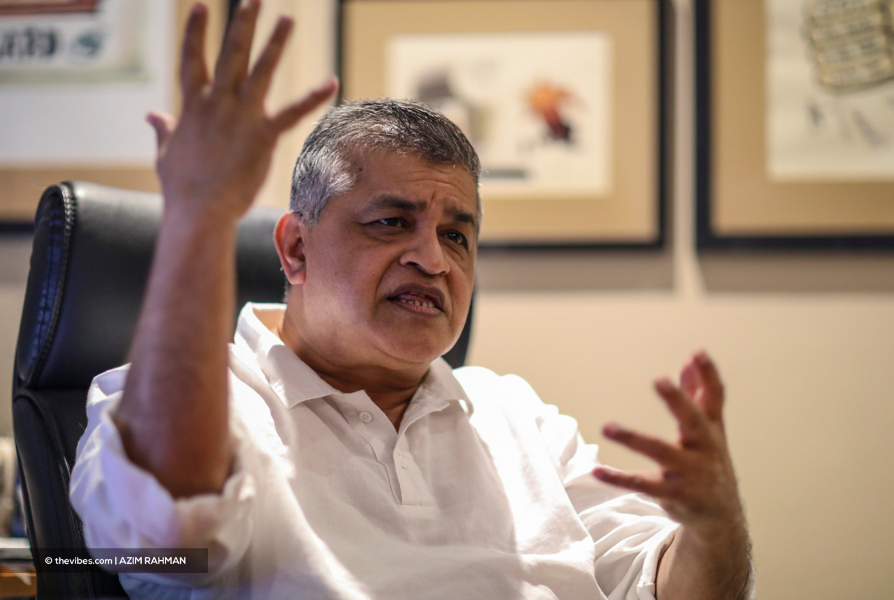 Cartoonist Zulkiflee Anwar Alhaque (pic) says this isn’t morally right because Datuk Seri Najib Razak got his passport back to visit his grandchild in Singapore. – The Vibes file pic, December 12, 2021