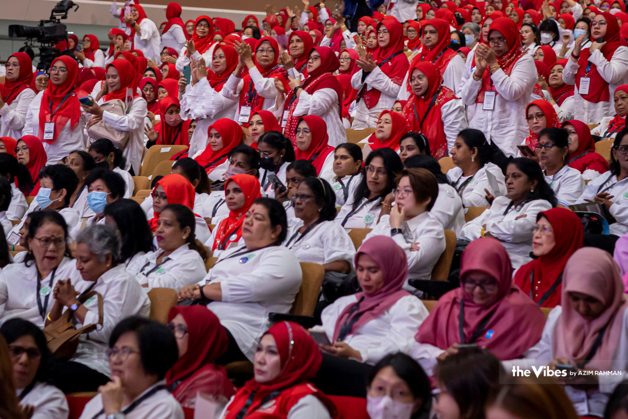 Numbering in the thousands, the crowd of convention attendees from 19 political parties seem receptive to the ideals vocalised not only by their respective party leaders, but also by figures from ex-rival parties. – AZIM RAHMAN/The Vibes pic, May 15, 2023