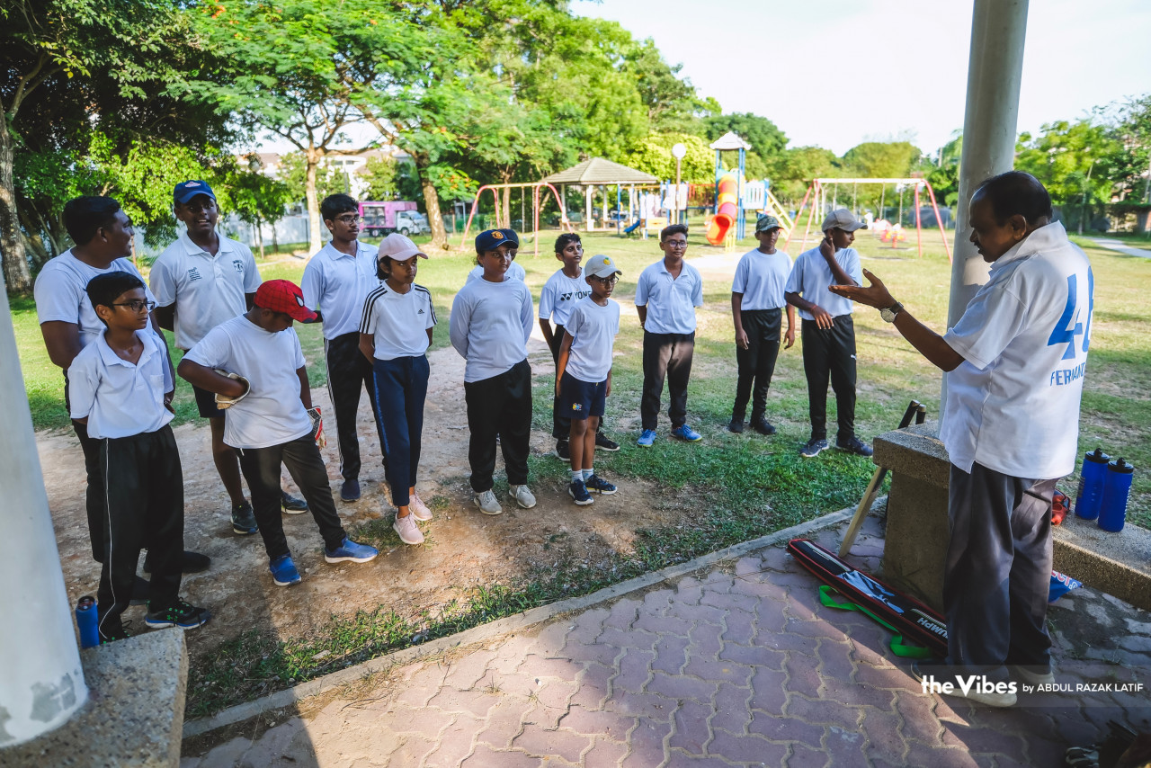 Jerome Fernandez, who introduced cricket to his school and coached the under-12, under-15, and under-18 teams, now has 18 children - including grandson Tristan (in blue cap) - participating in his little league, Cricket in the Park. – ABDUL RAZAK LATIF/The Vibes pic, June 17, 2023