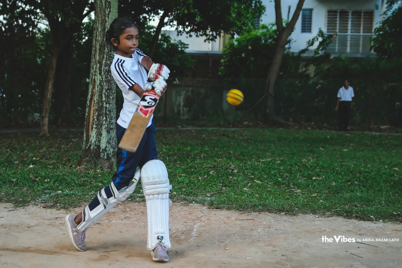 Pictured is Jerome Fernandez’s 11-year-old granddaughter, Kaelynn. Under the guidance of their devoted coach, the team of young cricketers in Puchong is flourishing, driven by their deep passion for the sport and unwavering dedication. – ABDUL RAZAK LATIF/The Vibes pic, June 17, 2023