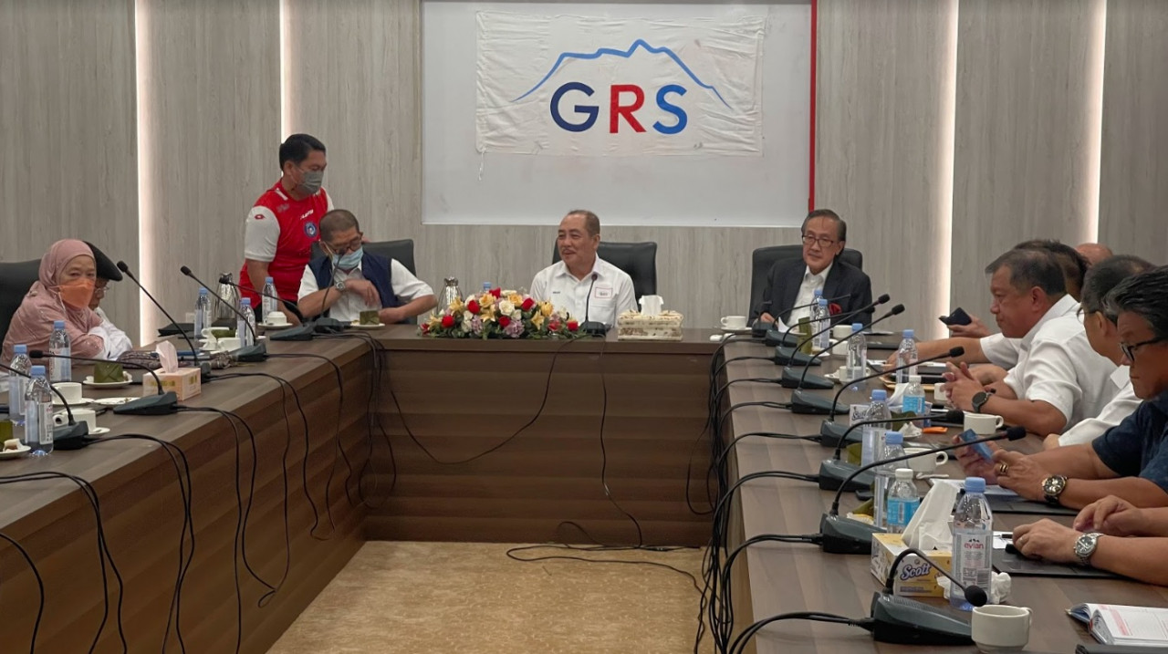 Gabungan Rakyat Sabah chairman Datuk Seri Hajiji Noor (centre), who is Sabah’s chief minister, could further avert multi-cornered fights with friendly parties if he decides to announce the inclusion of the five parties into GRS before the election. – The Vibes file pic, October 20, 2022 