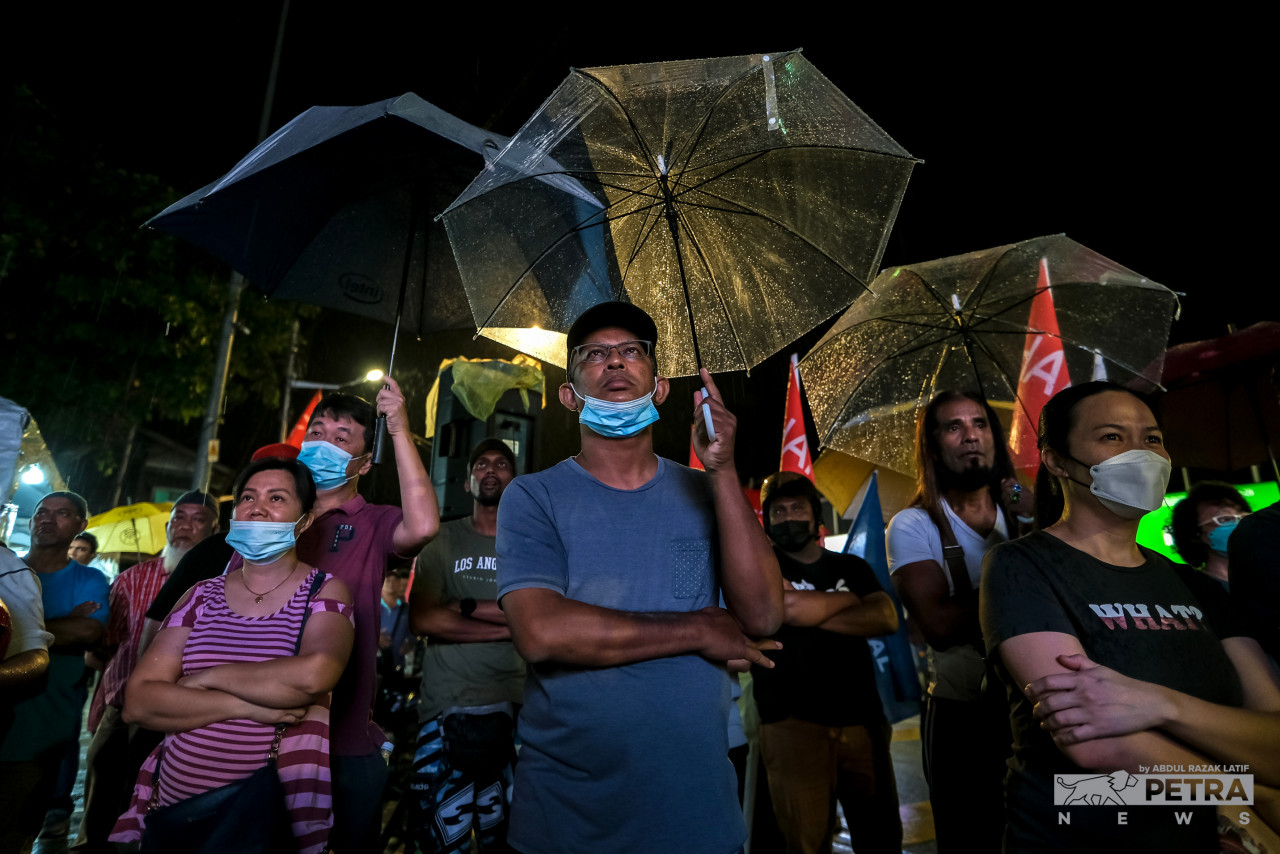 Locals of Balik Pulau attend a Pakatan Harapan ceramah programme last night, listening to speeches by the opposition coalition leaders despite the rain. – ABDUL RAZAK LATIF/The Vibes pic, November 15, 2022