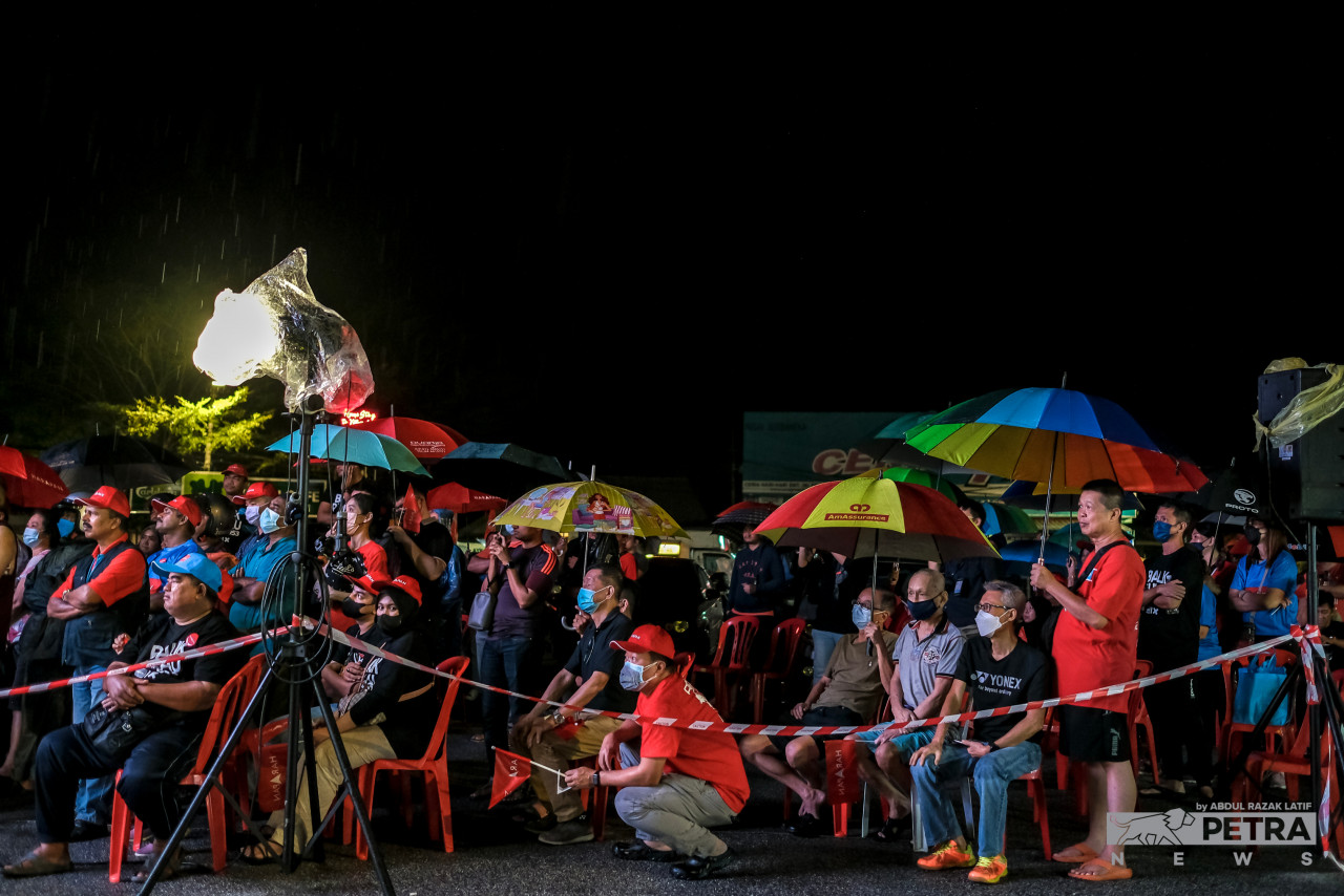 Attendees listening at the PKR ceramah in Balik Pulau last night. The majority of the fishermen are voters in the Balik Pulau parliamentary constituency. – ABDUL RAZAK LATIF/The Vibes pic, November 15, 2022