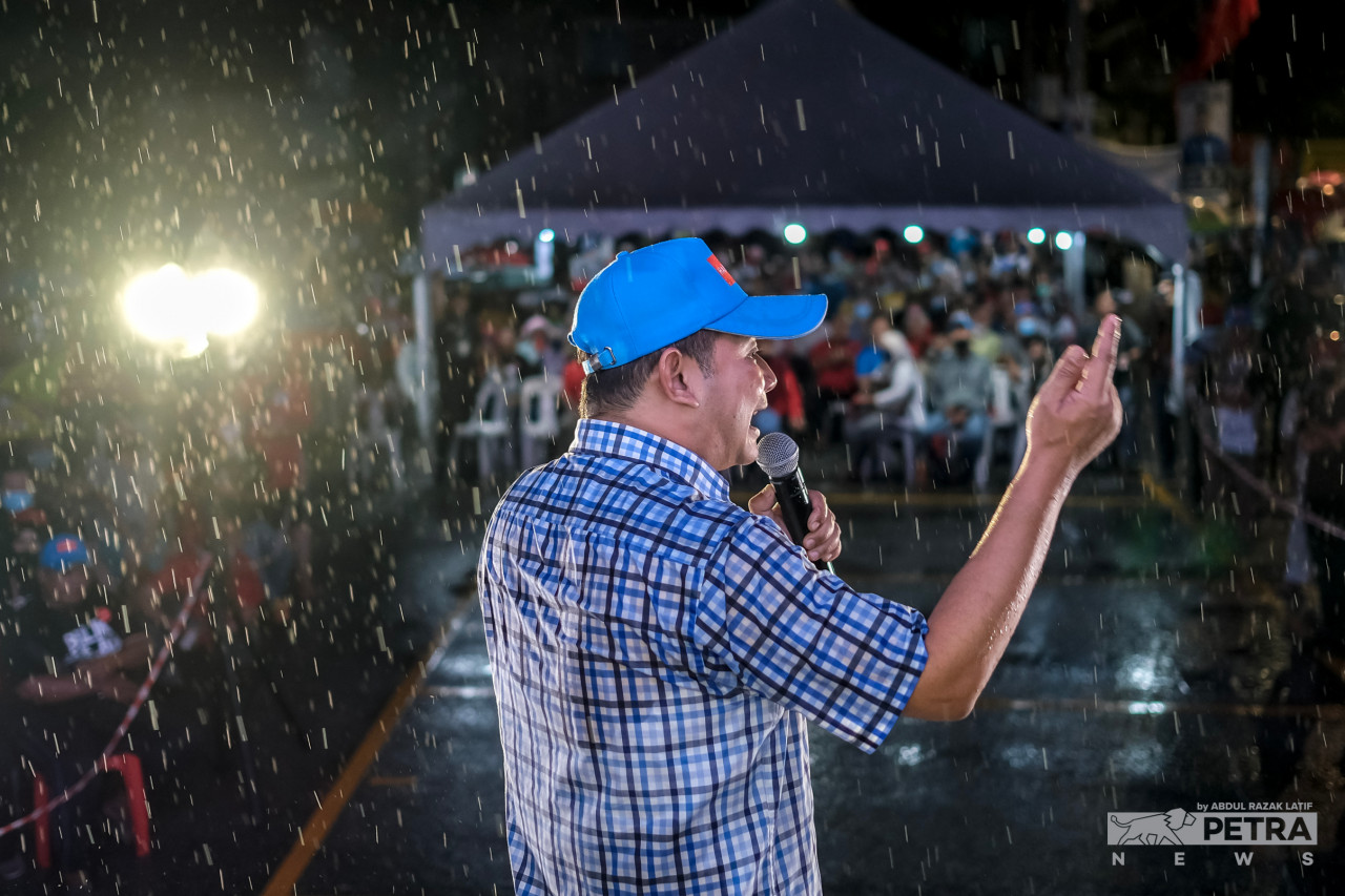 Rafizi Ramli delivers his ceramah in the rain during a programme at Balik Pulau last night, saying that Pakatan Harapan needs the support from all rakyat regardless of race and religion. – ABDUL RAZAK LATIF/The Vibes pic, November 15, 2022