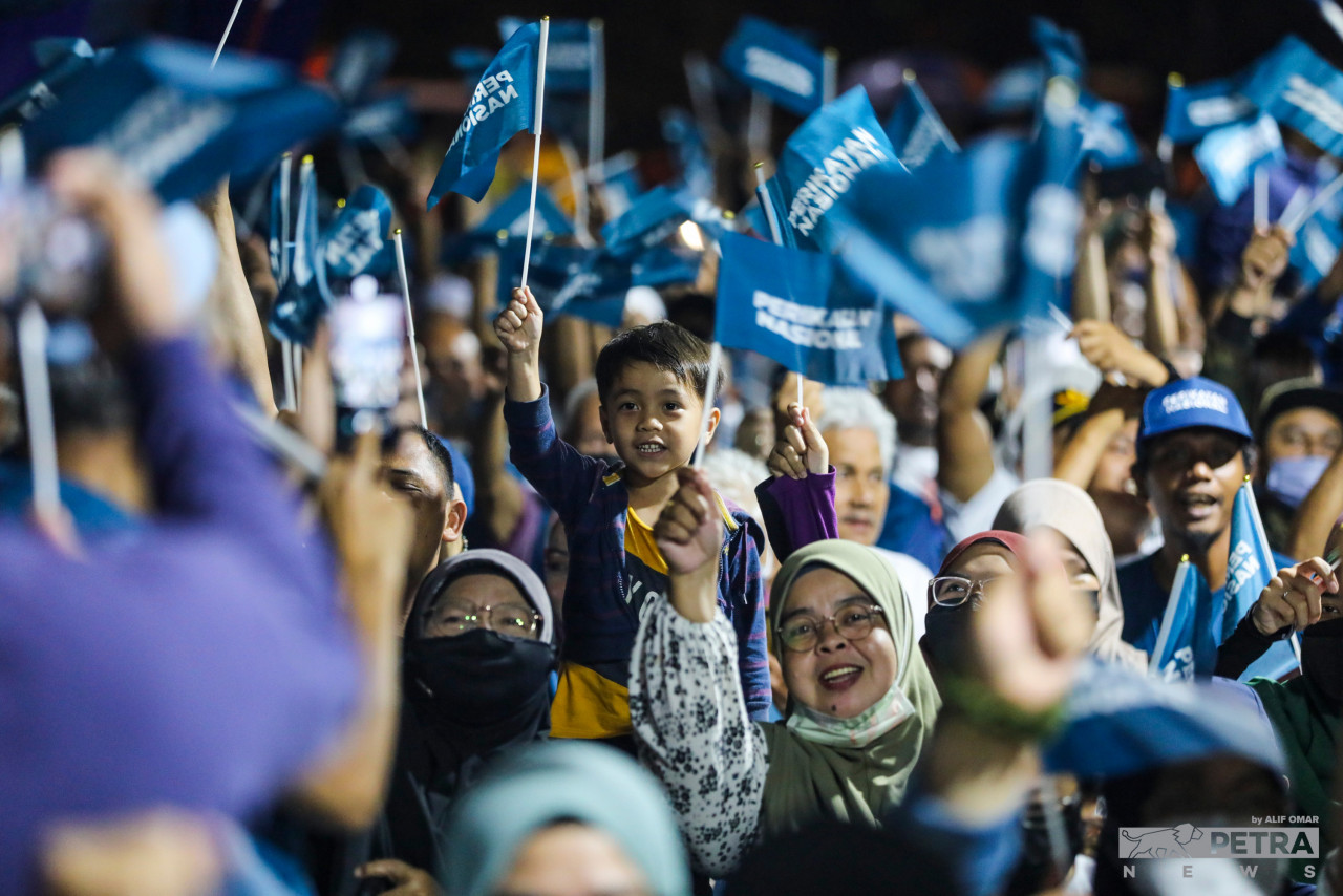 Perikatan Nasional supporters wave the coalition flags at its mega ceramah programme in Tambun last night, applauding speeches from senior leaders. – ALIF OMAR/The Vibes pic, November 14, 2022