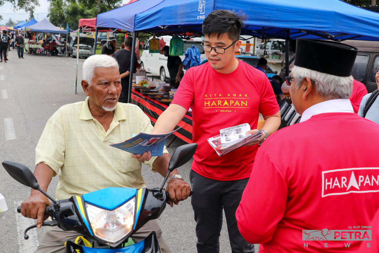 Now attempting to make his federal debut as a lawmaker, Howard Lee says the Malays of Kg Sri Kinta and Kg Pasir Puteh are the ones behind his success with the community. – ALIF OMAR/The Vibes pic, November 16, 2022 