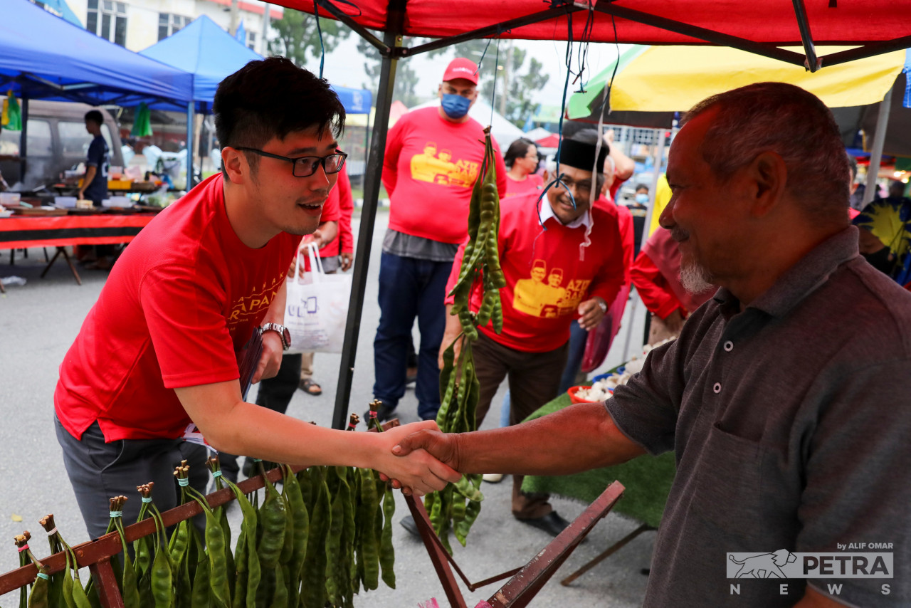 Howard Lee is warmly received by local Malay traders at a walkabout at a night market in Tebing Tinggi during campaigning. – ALIF OMAR/The Vibes pic, November 16, 2022 