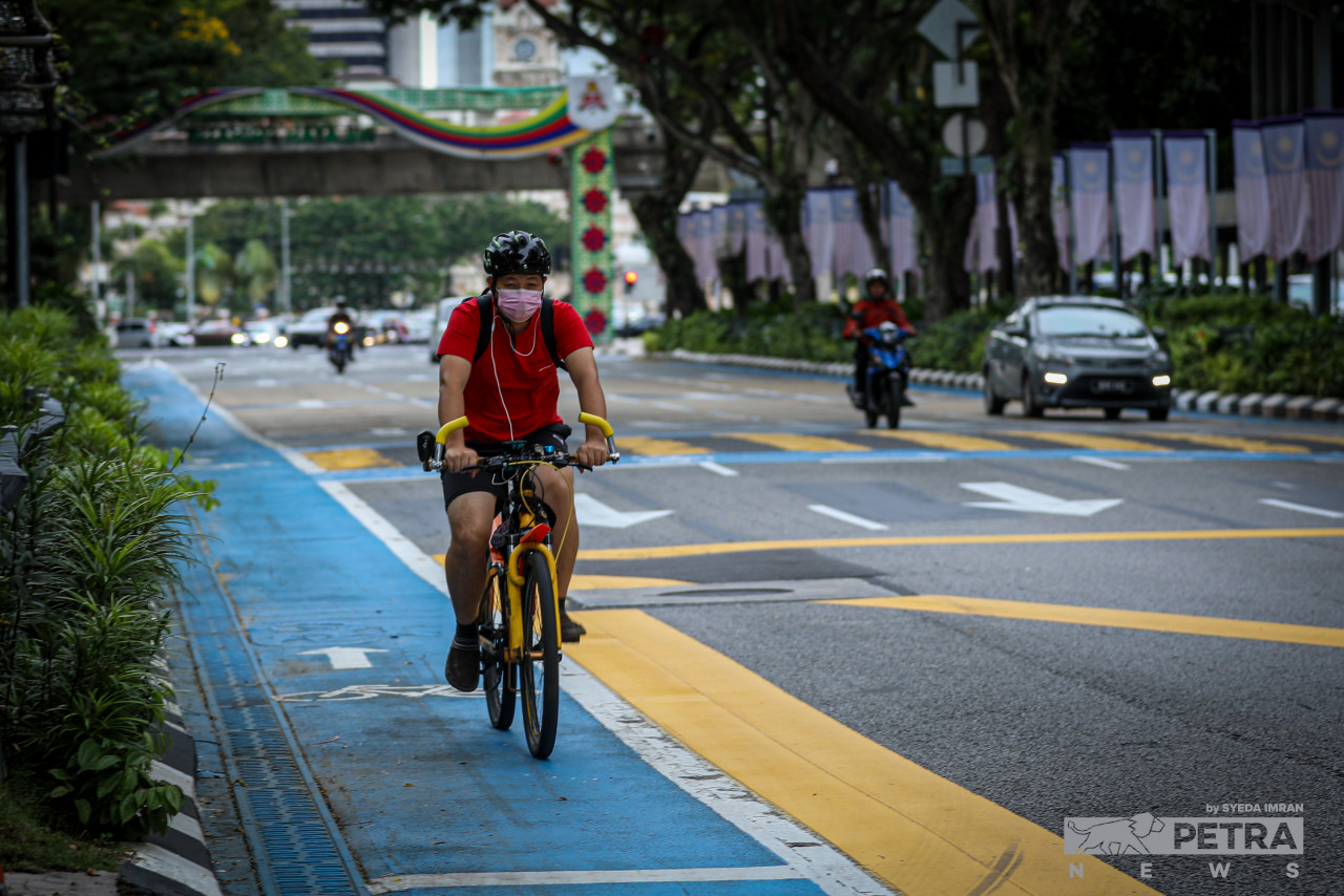 The bicycle lanes, which were introduced in stages as a road-sharing concept in the inner city since 2015, have been a subject of displeasure among car drivers and motorcyclists. – SYEDA IMRAN/The Vibes pic, December 15, 2022
