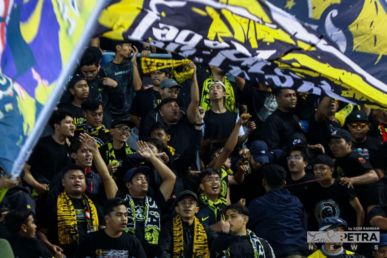 The Ultras Malaya erupt in jubilance as the national team resoundingly defeats Maldives 3-0 in the Tier 1 International match at the Kuala Lumpur Stadium in Cheras tonight. – AZIM RAHMAN/The Vibes pic, December 15, 2022
