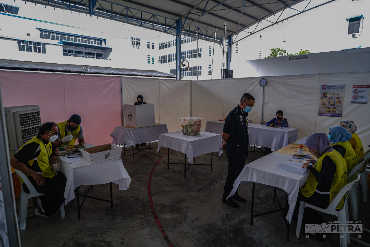 Canvases are set up around an area at the Penang Contingent Police Headquarters to secure polling areas for the 15th general election early voting happening today. Polling officers are also deployed to the polling centre to aid in voting process for those eligible. – ABDUL RAZAK LATIF/The Vibes pic, November 15, 2022