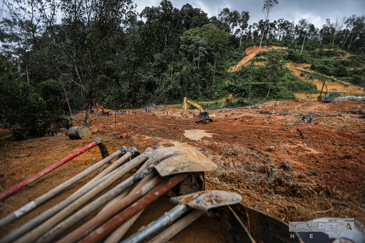 All kinds of tools are being used in search-and-rescue efforts, from simple hoes to large excavators and ground-penetrating radar. – SYEDA IMRAN/The Vibes pic, December 19, 2022