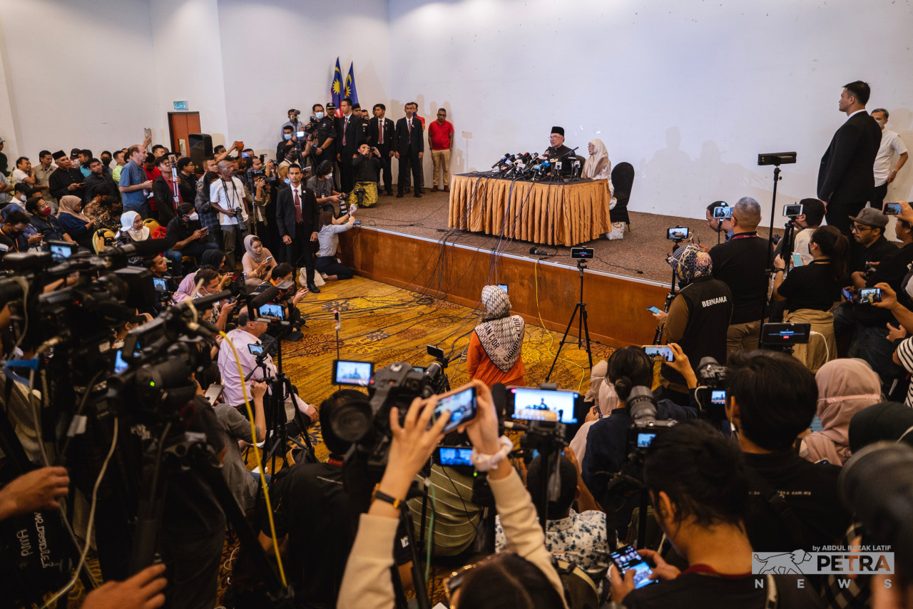 The gathered media at Datuk Seri Anwar Ibrahim’s first press conference as prime minister at Sg Long Golf and Country Club in Kajang, Selangor on Thursday. Having previously helmed the finance ministry from 1991 to 1998, he says he has yet to consider holding the post again. – ABDUL RAZAK LATIF/The Vibes pic, November 26, 2022
