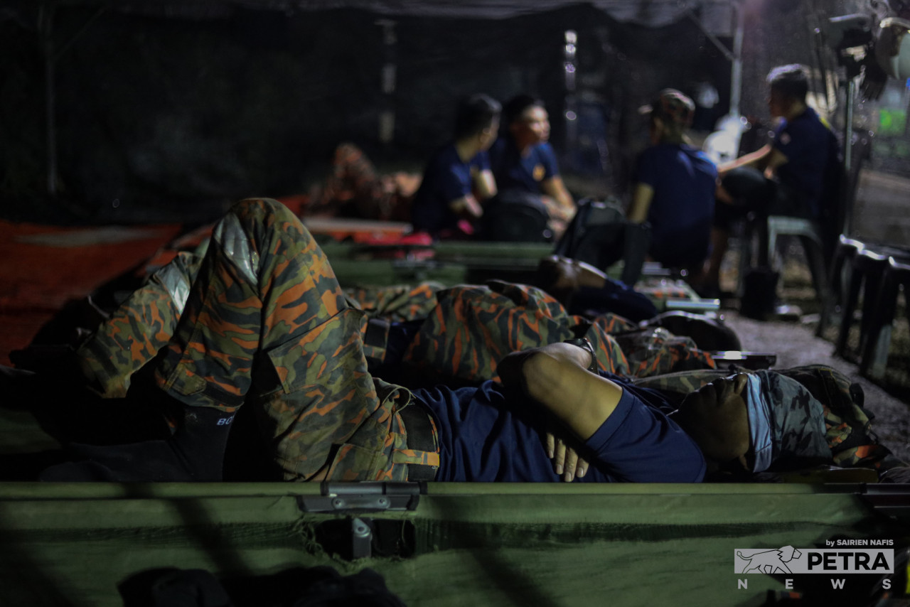A rescuer takes some much-needed rest to recuperate after five exhausting days of search-and-rescue operations. – SAIRIEN NAFIS/The Vibes pic, December 21, 2022