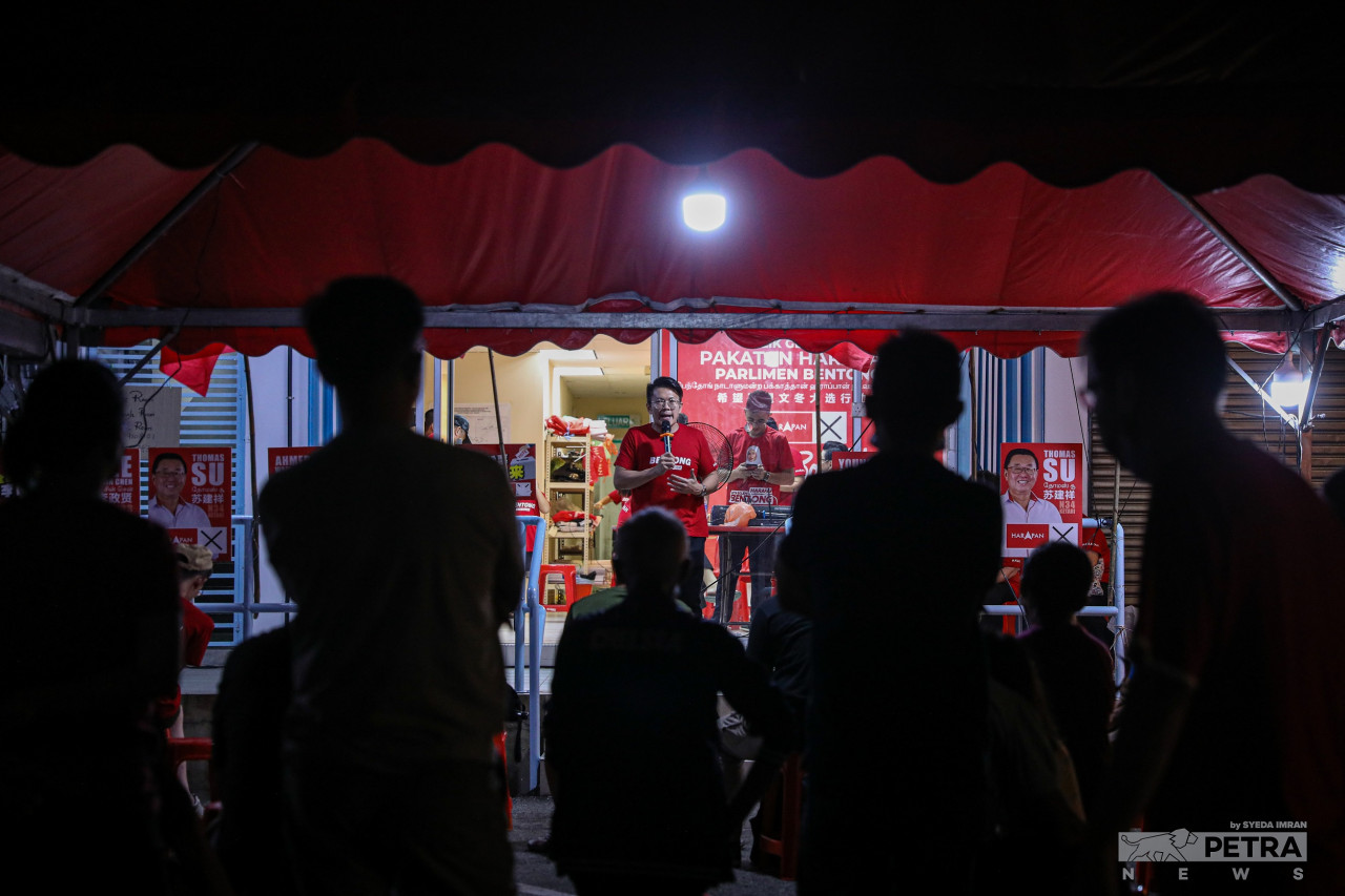 DAP’s Lee Chin Chen, Pakatan Harapan’s candidate for the Bilut state seat in Pahang, is seen here giving a ceramah in Bentong, which houses the Bilut constituency. – SYEDA IMRAN/The Vibes pic, November 13, 2022 