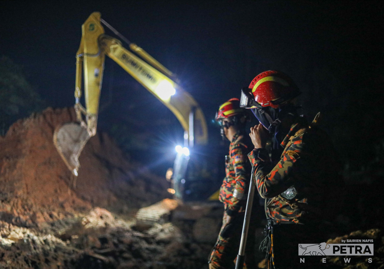 Rescuers look on as an excavator digs through metres of thick mud to find the final victim of the Batang Kali landslide disaster. – SAIRIEN NAFIS/The Vibes pic, December 25, 2022