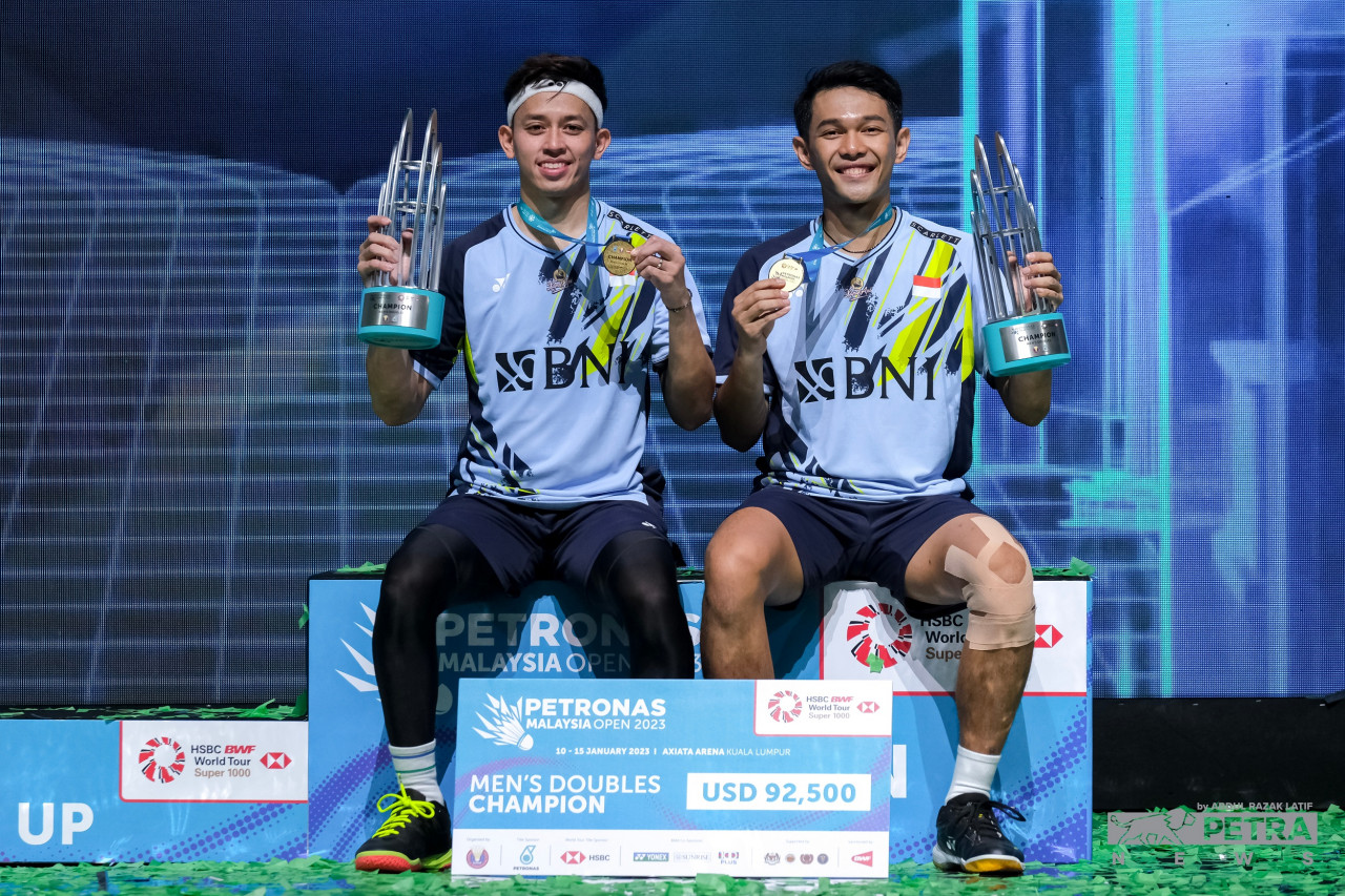 Indonesian men’s doubles duo Fajar Alfian-Rian Ardianto (pic) defeats China’s Liang Weng Keng-Wang Chang 21-18, 18-21, 21-13 to win their first Super 1000 tournament in their career. – ABDUL RAZAK LATIF/The Vibes pic, January 15, 2023