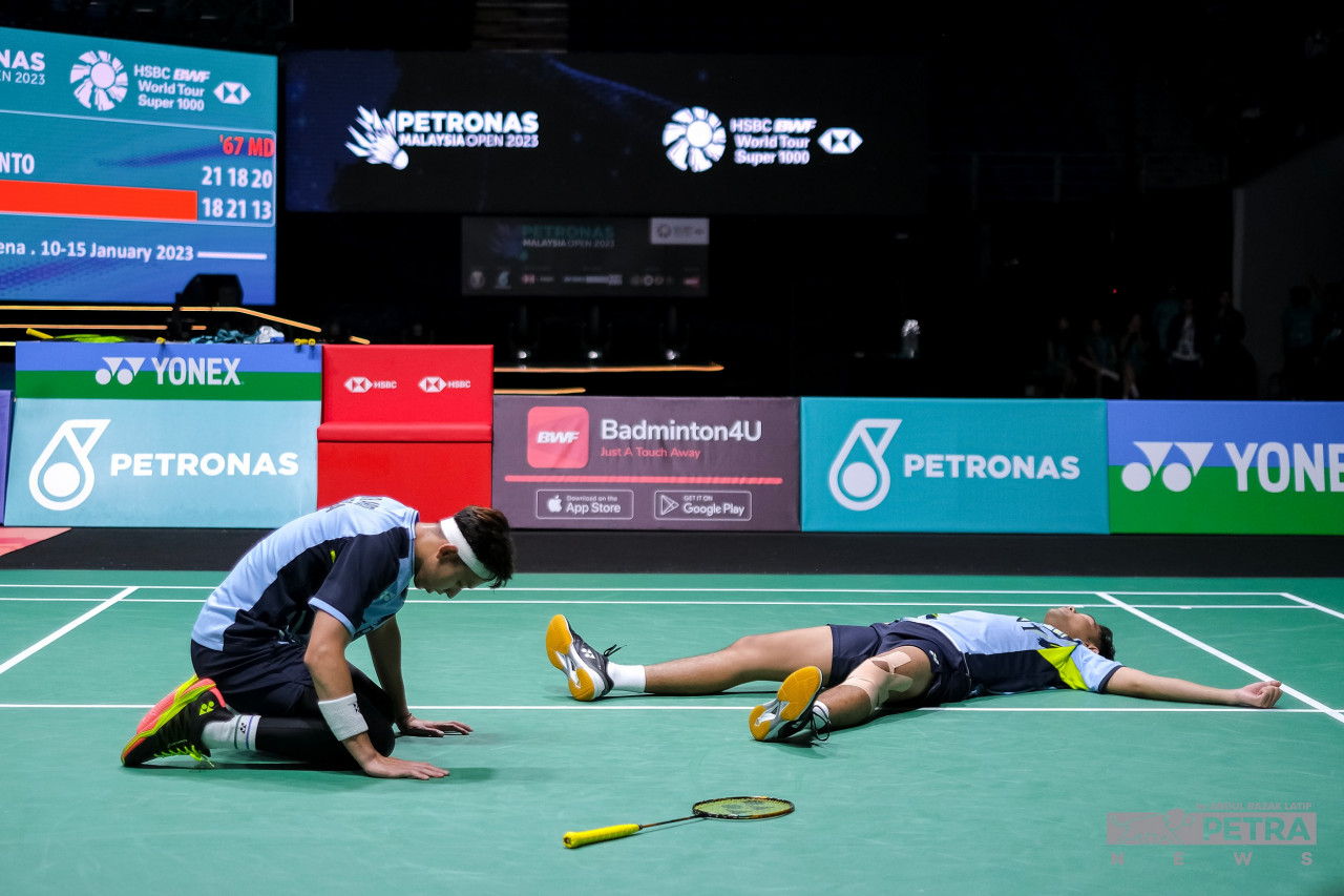 Indonesian men’s doubles duo Fajar Alfian-Rian Ardianto celebrate their well-fought victory at the match’s conclusion. – ABDUL RAZAK LATIF/The Vibes pic, January 15, 2023