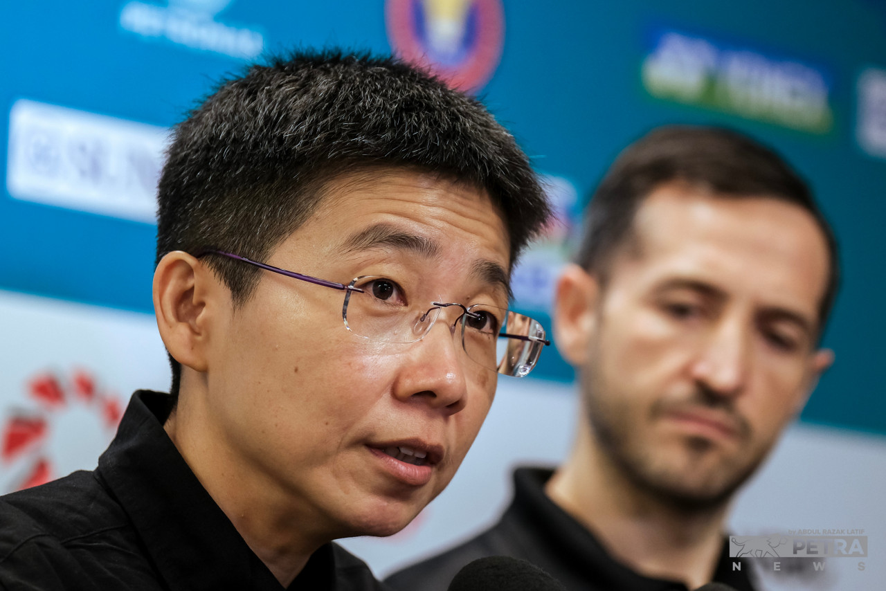 Michelle Chai (left) says that to become a great player, one must be able to handle the pressure that comes with the status. – ABDUL RAZAK LATIF/The Vibes pic, January 15, 2023