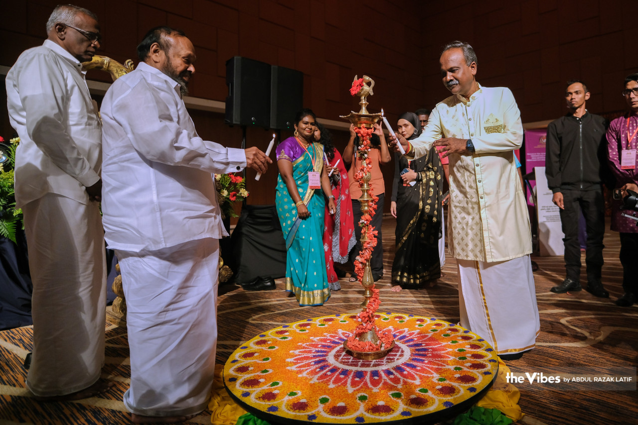 V. Sivakumar (centre right) also assures the audience that the arrests are ‘normal (MACC) investigation procedures’, adding that the public will know whether the accusations have any truth to them once the probe has been completed. – ABDUL RAZAK LATIF/The Vibes pic, April 15, 2023
