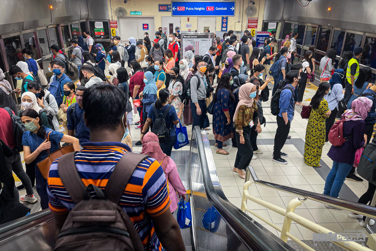The train service’s interruption affected the 160,000 daily commuters heading to Kuala Lumpur’s central business district. – SYEDA IMRAN/The Vibes file pic, February 9, 2023