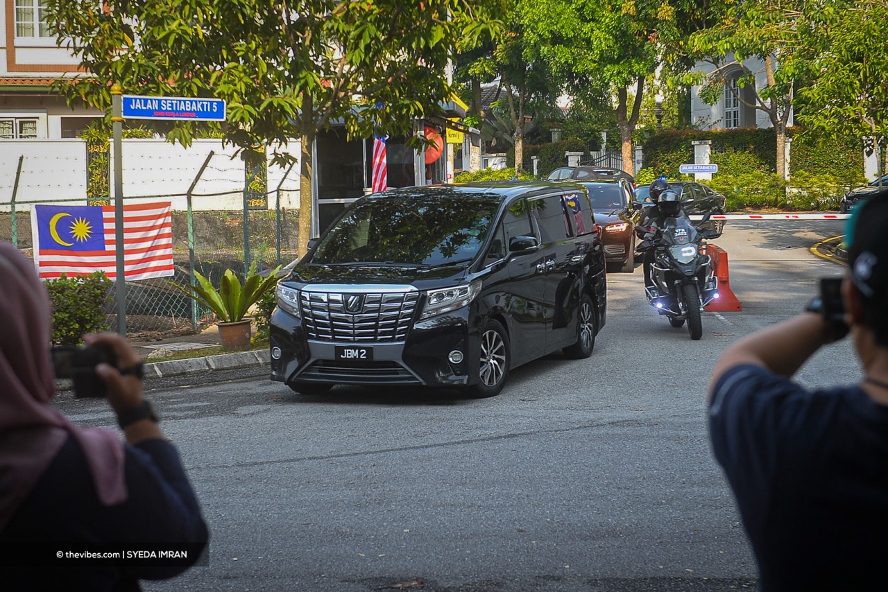 A vehicle carrying Prime Minister Tan Sri Muhyiddin Yassin departs his home in Bukit Damansara this morning. – SYEDA IMRAN/The Vibes pic, August 15, 2021