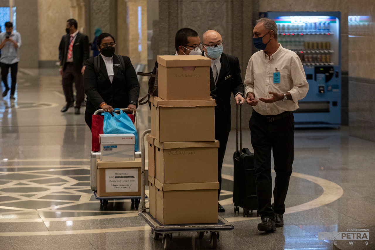 Court officials push a trolley with boxes labelled ‘SRC evidence’, apparently containing the documents pertaining to Datuk Seri Najib Razak’s hearing involving SRC International Sdn Bhd. – AZIM RAHMAN/The Vibes pic, August 16, 2022