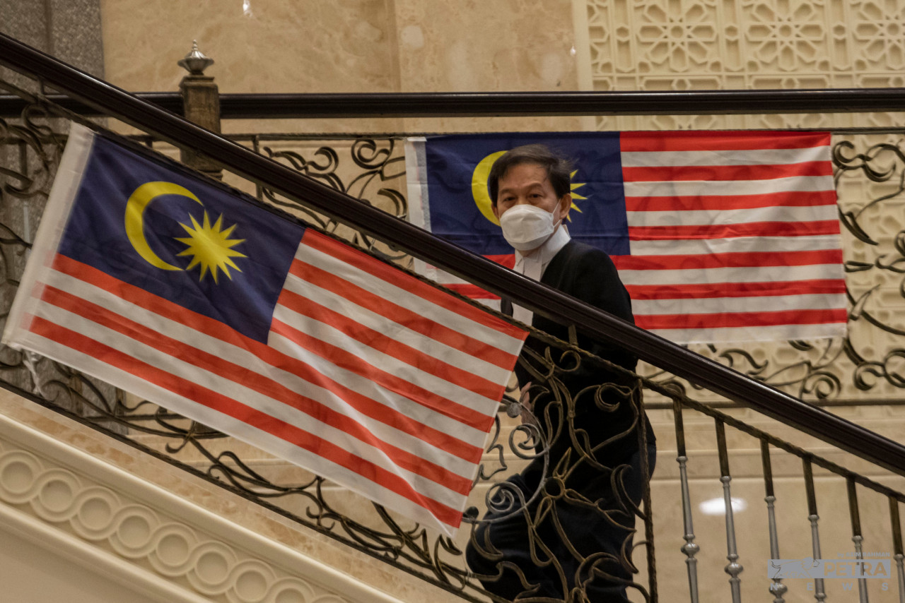 Hisyam Teh Poh Teik arrives at the Palace of Justice to lead Datuk Seri Najib Razak’s defence team around 8.45am today. – AZIM RAHMAN/The Vibes pic, August 15, 2022