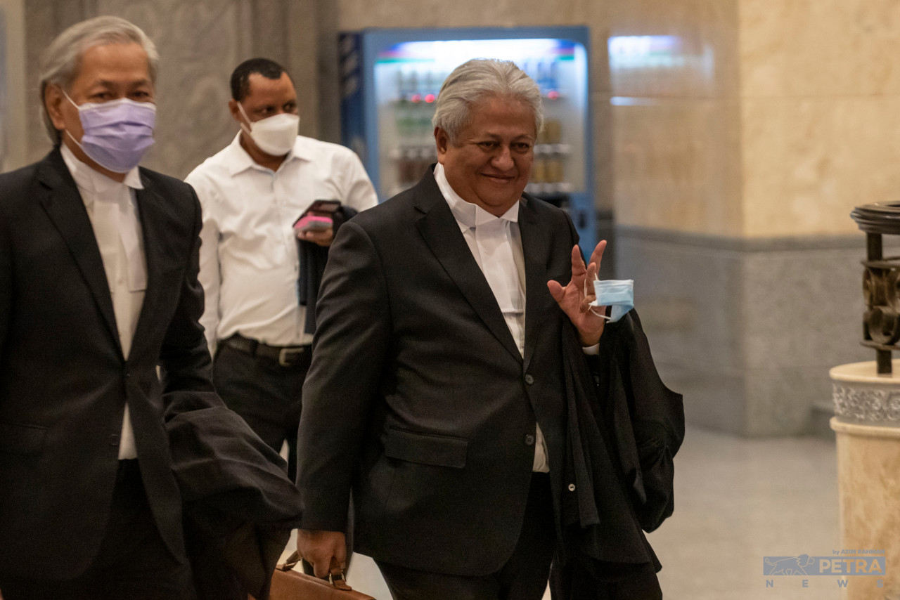 Datuk Zaid Ibrahim, whose firm was appointed to be a part of the defence team at the last minute before today’s hearing, is seen at the premises of the Palace of Justice around 8.30am today. – AZIM RAHMAN/The Vibes pic, August 15, 2022