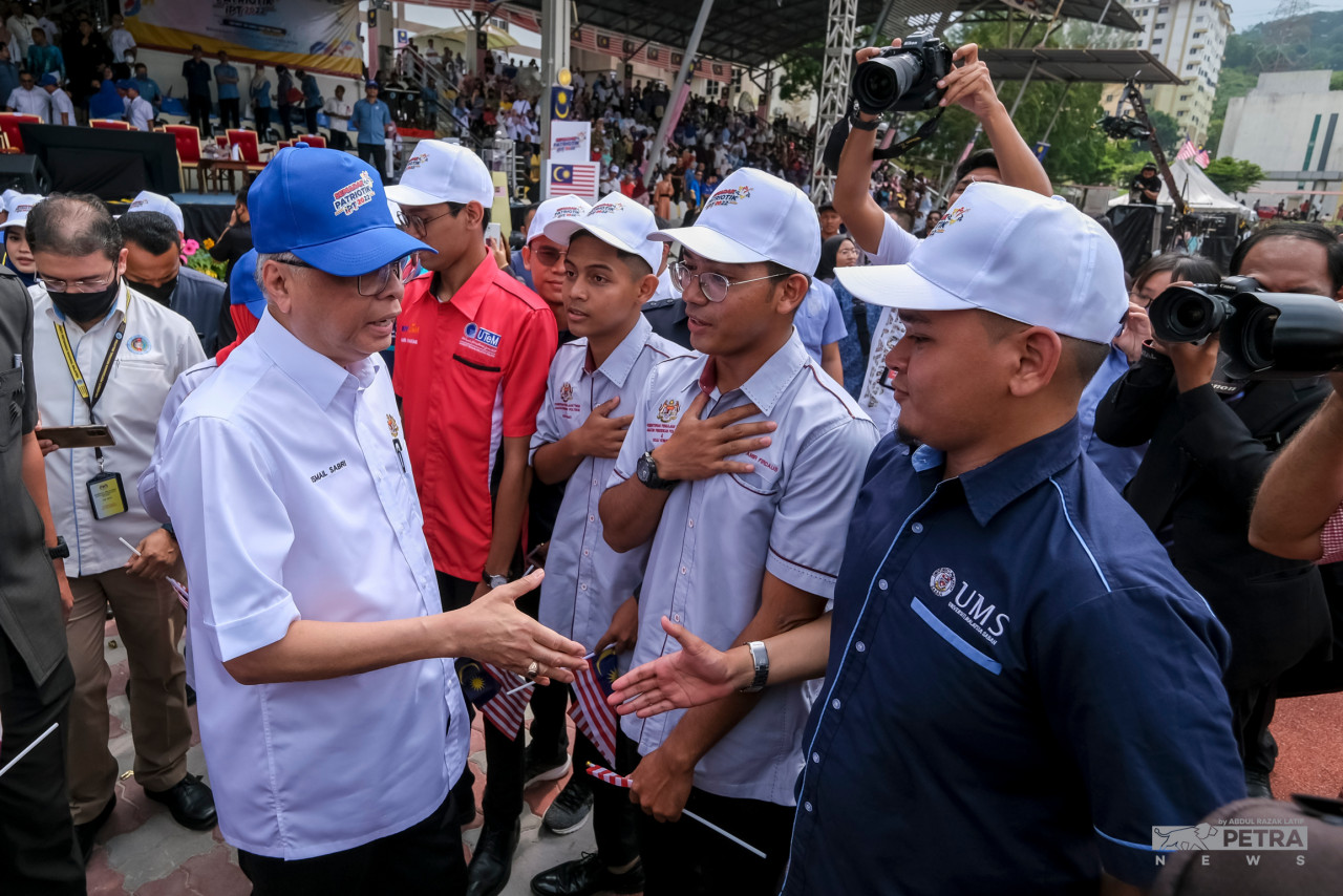 Caretaker prime minister Datuk Seri Ismail Sabri Yaakob meets and greets young higher education institution students at the officiating ceremony of the Semarak Patriotik IPT 2022 event at Universiti Pertahanan Nasional Malaysia. – ABDUL RAZAK LATIF/The Vibes pic, November 13, 2022