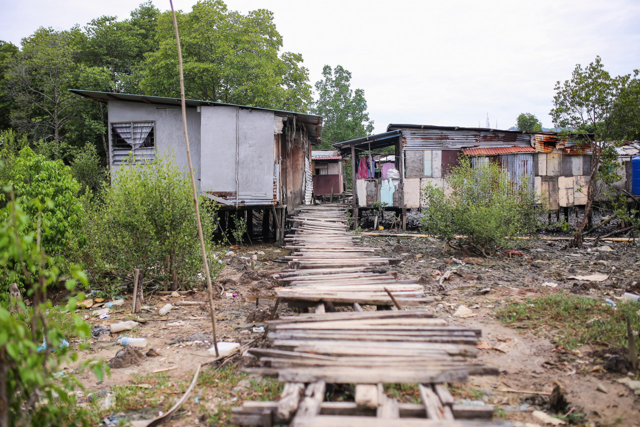 Where else can I go, cries Mawar Inding, who does not see any other option besides squatting as her application to be relocated to a PPR unit bounces around the system to no avail. – REBECCA CHONG/The Vibes pic, November 20, 2021