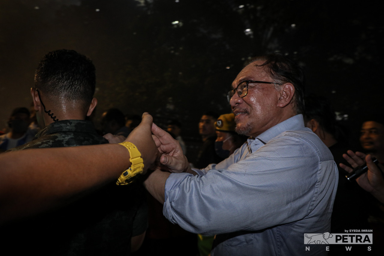 Datuk Seri Anwar Ibrahim’s arrives at the mega ceramah programme by Pakatan Harapan last night, drawing cheers of ‘reformasi’ from the crowd of supporters. – SYEDA IMRAN/The Vibes pic, November 16, 2022