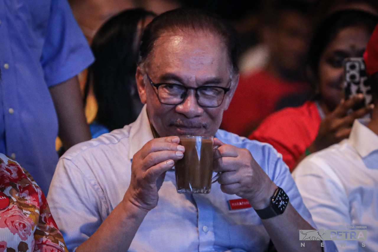 Opposition leader Datuk Seri Anwar Ibrahim (pic) holds a cup of hot Nescafe. He has denounced Barisan Nasional prime minister candidate Datuk Seri Ismail Sabri Yaakob for failing his role as the ninth prime minister of Malaysia. – SYEDA IMRAN/The Vibes pic, November 16, 2022