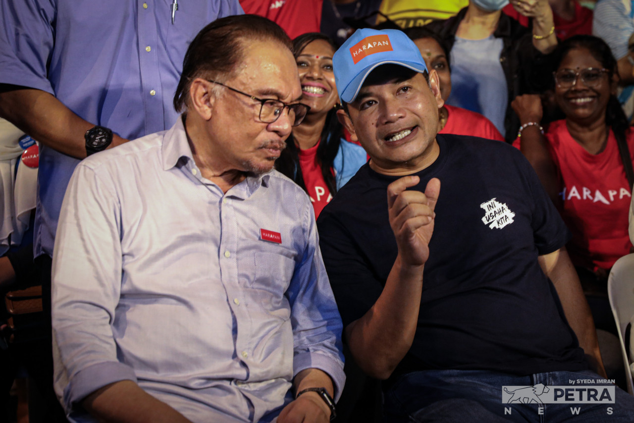 PKR top leaders, Datuk Seri Anwar Ibrahim (left) and Rafizi Ramli (right) share a stage for the first time since campaigns for the 15th general election started on November 5. – SYEDA IMRAN/The Vibes pic, November 16, 2022