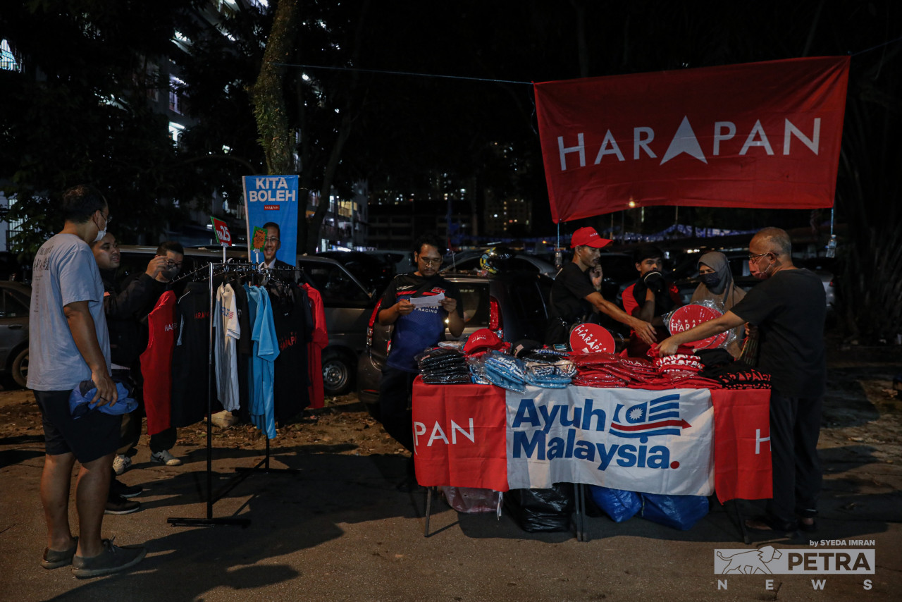 Pakatan Harapan merchandise is on display at the mega ceramah programme held in Danau Kota last night and can be obtained by the public by donating to the coalition. – SYEDA IMRAN/The Vibes pic, November 16, 2022