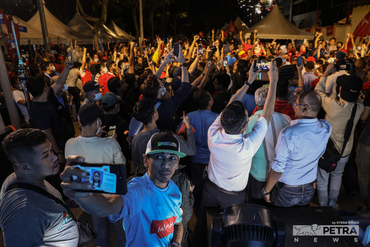 Pakatan Harapan supporters scramble to document the coalition’s leaders’ arrival at Danau Kota last night for a mega ceramah programme. – SYEDA IMRAN/The Vibes pic, November 16, 2022