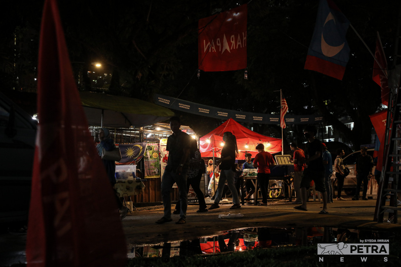 Pakatan Harapan gathers supporters from all ages as two of its leaders made an appearance on the same stage for the first time since November 5 last night at a mega ceramah programme last night in Danau Kota. – SYEDA IMRAN/The Vibes pic, November 16, 2022