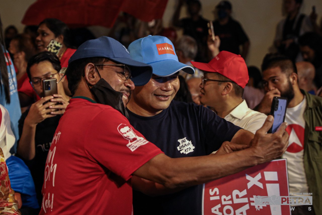 A supporter takes a selfie with PKR deputy president Rafizi Ramli (right) at a Pakatan Harapan mega ceramah programme last night. He said that for the first time, the previous ruling government is showing obvious internal turmoil, signalling a good chance for Pakatan Harapan to take over the election. – SYEDA IMRAN/The Vibes pic, November 16, 2022