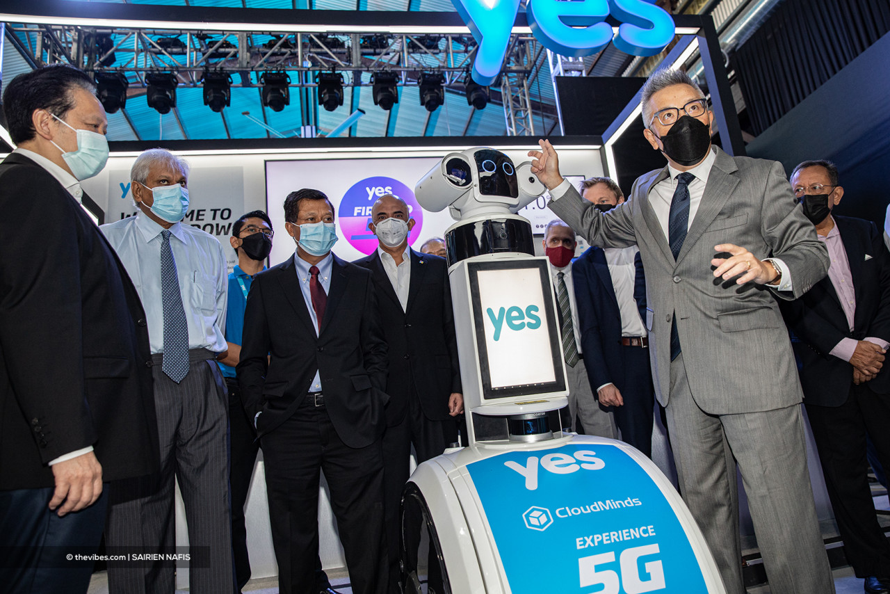 YTL Communications CEO Wing K. Lee (right) speaks during DNB’s Announcement of Commercial Availability of 5G Services at Sentul Depot today. – SAIRIEN NAFIS/The Vibes pic, December 15, 2021