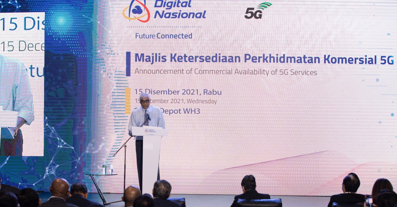DNB CEO Ralph Marshall speaking during the Announcement of Commercial Availability of 5G Services at Sentul Depot today tells the public that there are over 75 5G-enabled consumer devices available in the market, with at least 50 immediately available. – SAIRIEN NAFIS/The Vibes pic, December 15, 2021