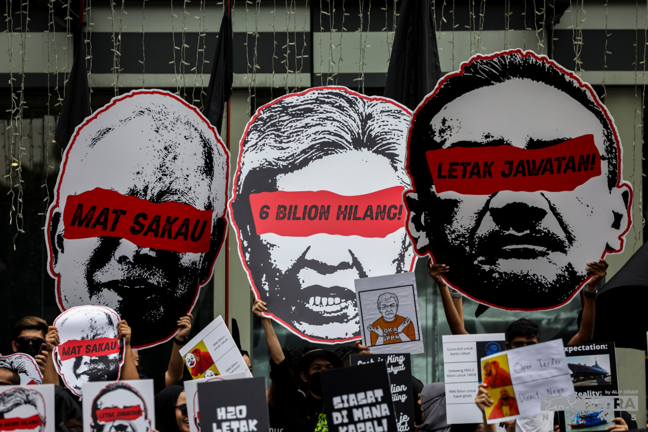 Protesters at a rally in Kuala Lumpur in August hold caricatures of former ministers alleged to be involved in corruption scandals surrounding the littoral combat ships (LCS) saga. The scandal, involving an over RM9 billion contract to build six vessels in awarded in 2011, has yet to see a single ship completed and delivered to the Malaysian navy despite its deadline of 2023. The project is still ongoing, while one person has been charged for criminal breach of trust. – ALIF OMAR/The Vibes pic, December 31, 2022