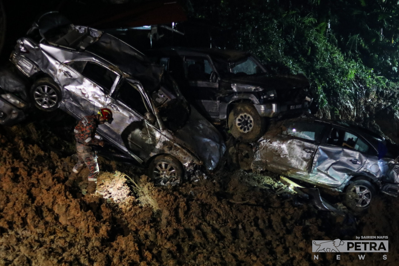 Several vehicles found completely wrecked after the landslide. – SAIRIEN NAFIS/The Vibes pic, December 25, 2022