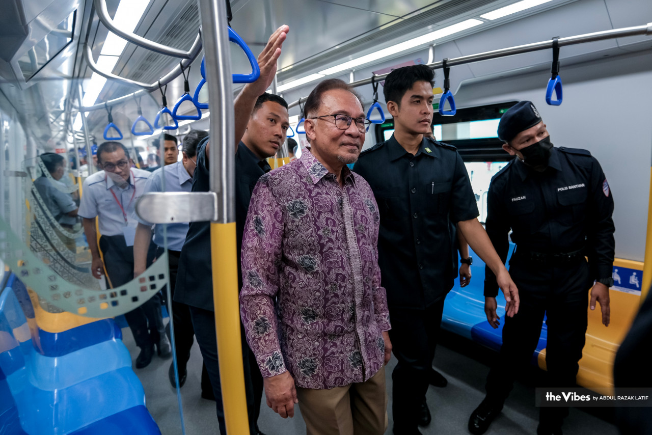 Announcing this at the launch of the 57.7-km line this morning, Datuk Seri Anwar Ibrahim (centre), who is also finance minister, expresses gratitude to all the stakeholders involved in the megaproject. He adds that a nation’s productivity can be affected when people face difficulties and stress in something as simple as commuting to their workplaces. – ALIF OMAR/The Vibes pic, March 16, 2023