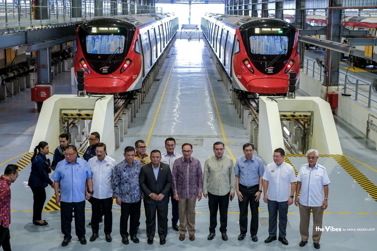 Transport Minister Anthony Loke (fourth from right), who was also at the launch, says the government had ensured last-mile connectivity with the Putrajaya MRT line with 10 interchange stations along the route for commuters to transfer to Light Rail Transit, Express Rail Link, and Komuter rail systems. – ALIF OMAR/The Vibes pic, March 16, 2023