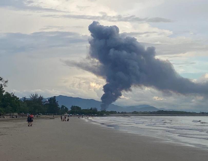 Smoke from the Kg Meruntum fire seen from Tanjung Aru, about 10km away. – Social media pic, May 16, 2021