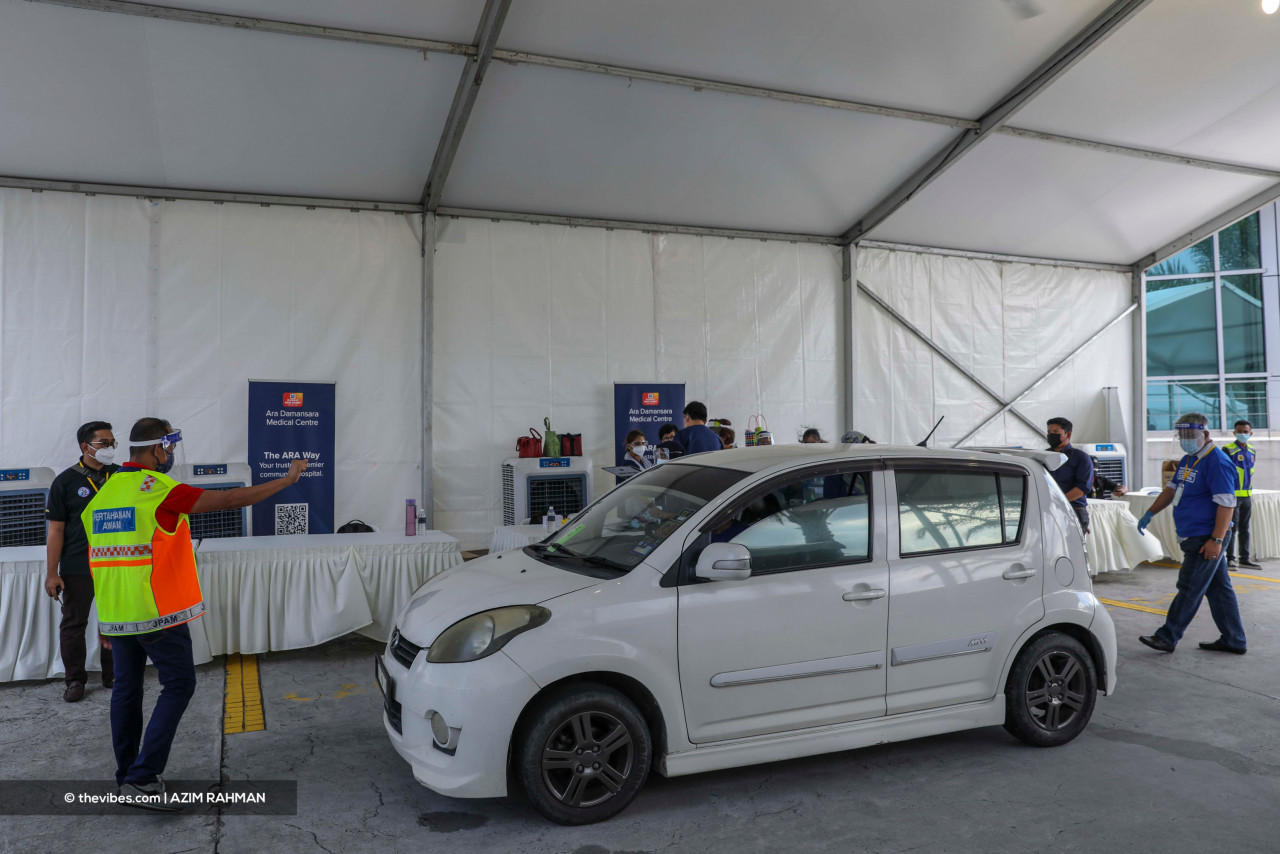 The OKU Sentral drive-through facility began vaccine roll-out on Wednesday with 80 vaccination shots given out per day. – AZIM RAHMAN/The Vibes pic, June 18, 2021