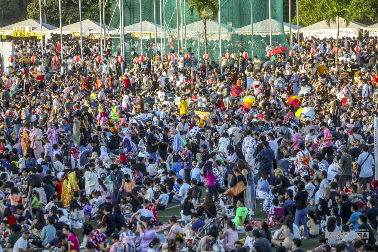Thousands of Malaysians throng the festivities at the Shah Alam National Sports complex here today, despite earlier controversies involving discouraging Muslims from attending the event. – SAIRIEN NAFIS/The Vibes pic, July 16, 2022