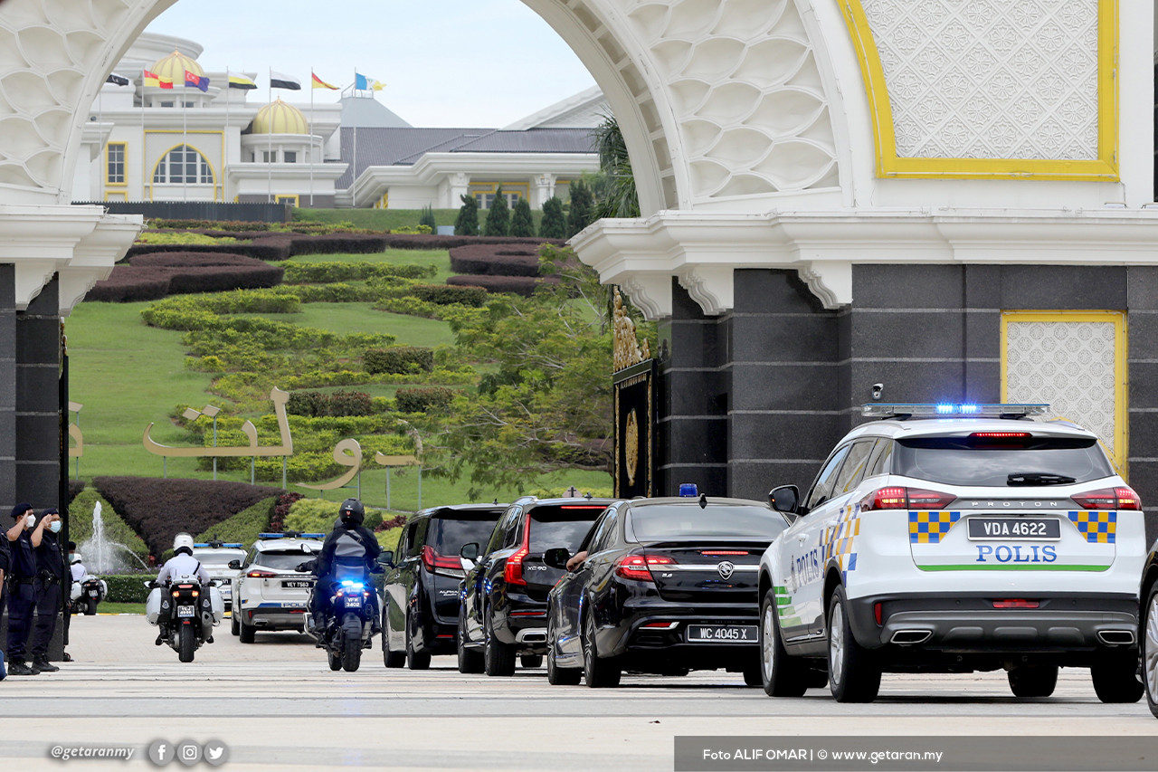 The convoy ferrying Tan Sri Muhyiddin Yassin driving into the palace today. – ALIF OMAR/Getaran pic, August 16, 2021