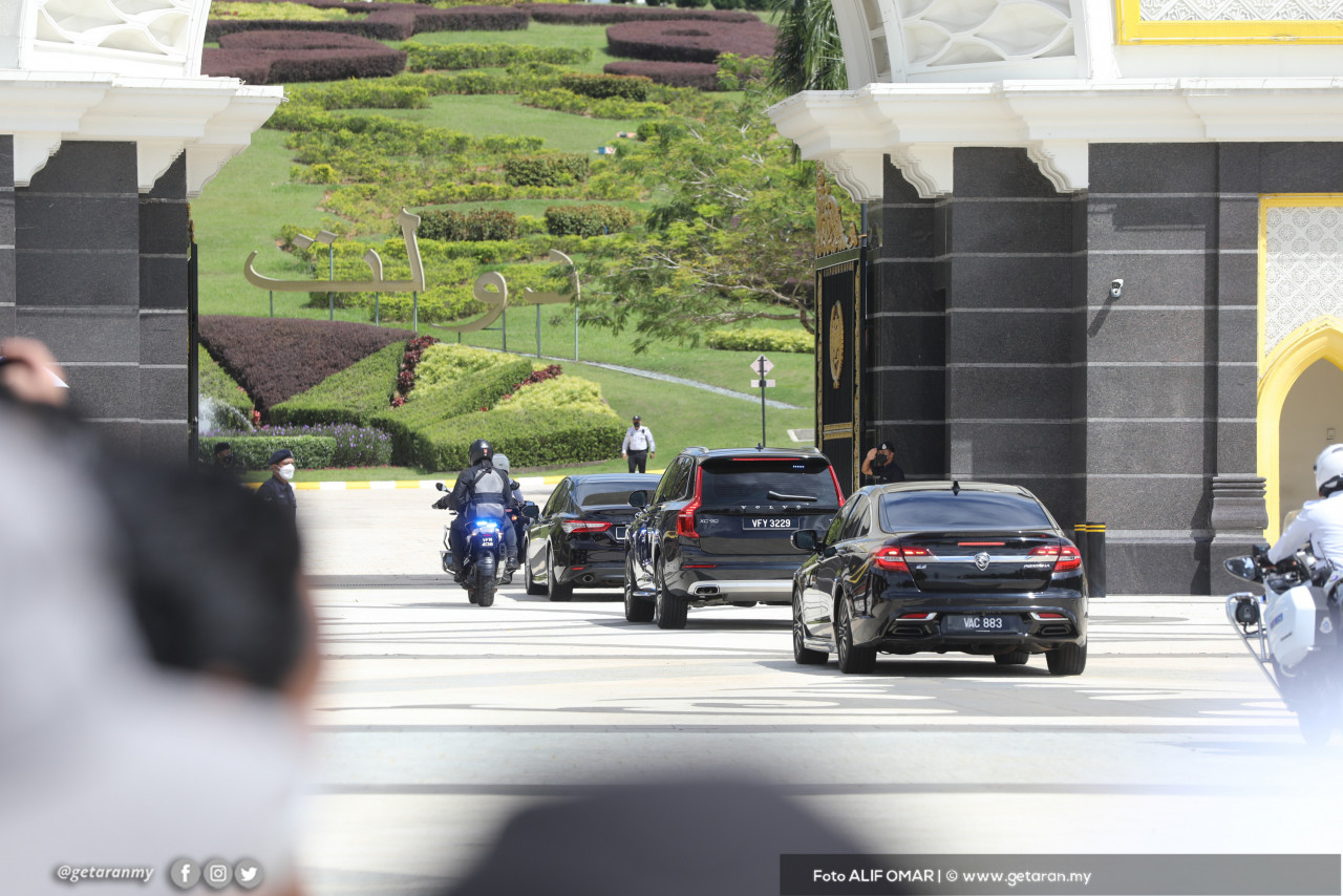 Inspector-General of Police Datuk Seri Acryl Sani Abdullah Sani’s vehicle entering Istana Negara. – ALIF OMAR/Getaran pic, August 16, 2021